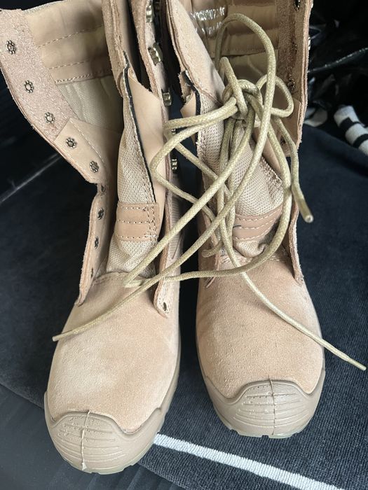 Ботинки желтые с высоким берцем.