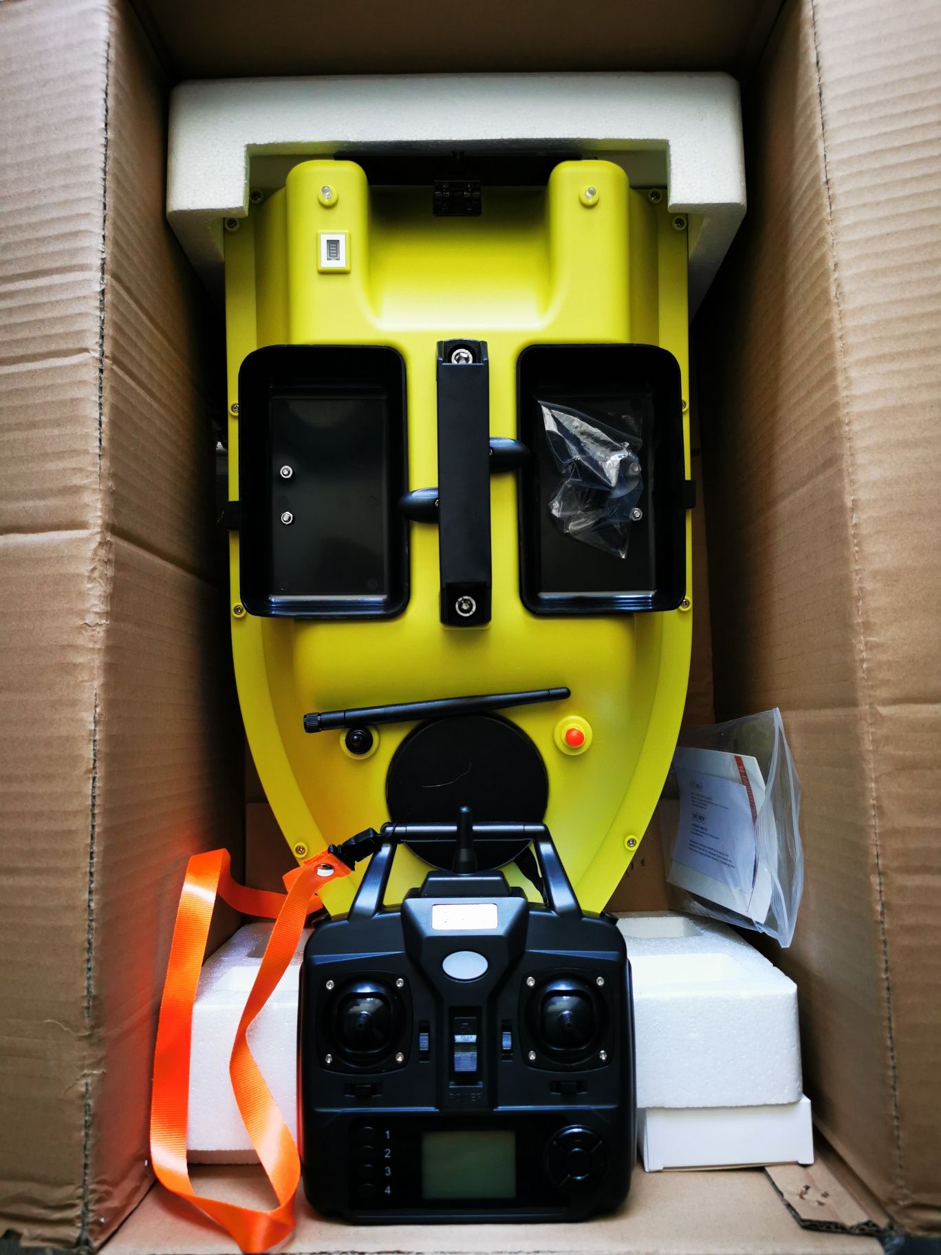 Barcuta GPS vaporaș navomodel pescuit plantat nadit 2 motorase 3 cuve!