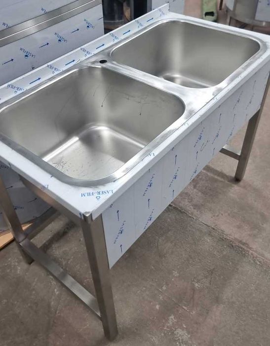 Стеллажи , столы , ванна моечные кухонные из нержавеющей стали.