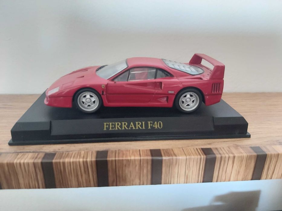 Macheta metalica 1/43 reprezentand un Ferrari F40 (obiect de colectie)