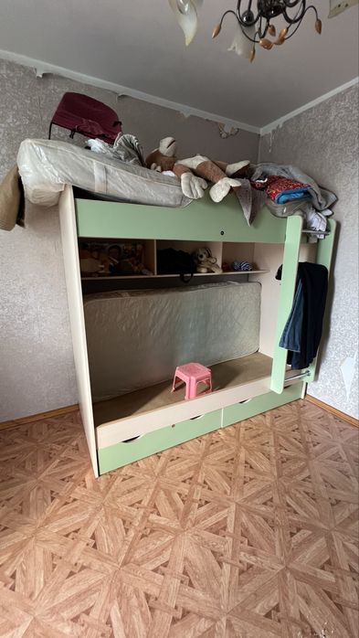 Продаю кровать, полку, стол