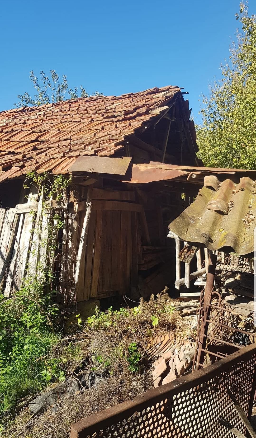 Продава къща в с.Катрище общ.Кюстендил