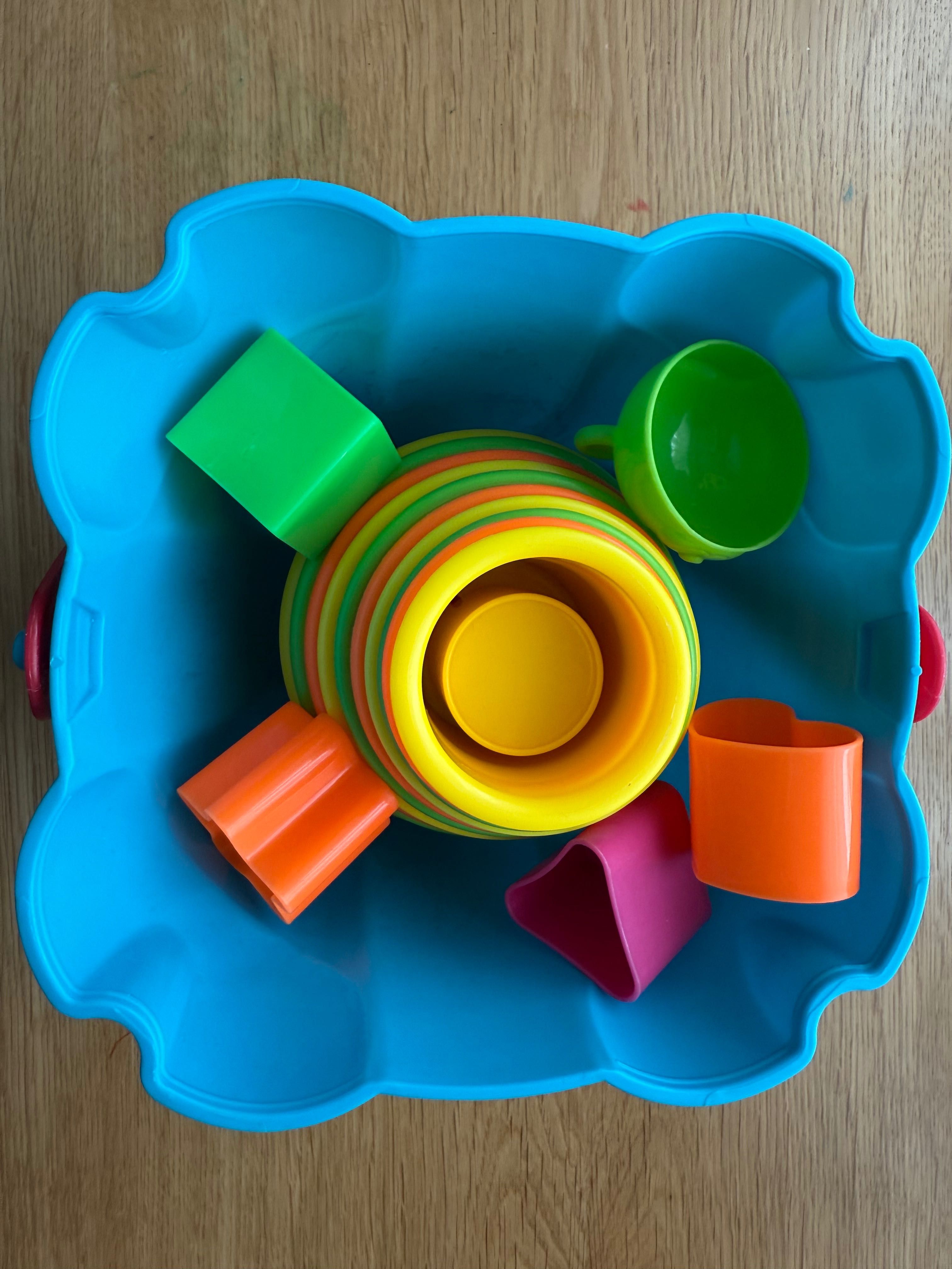 Комплект с кула фигурки за сортиране Playgro