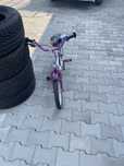 Bicicleta de copii mici  cu casca
