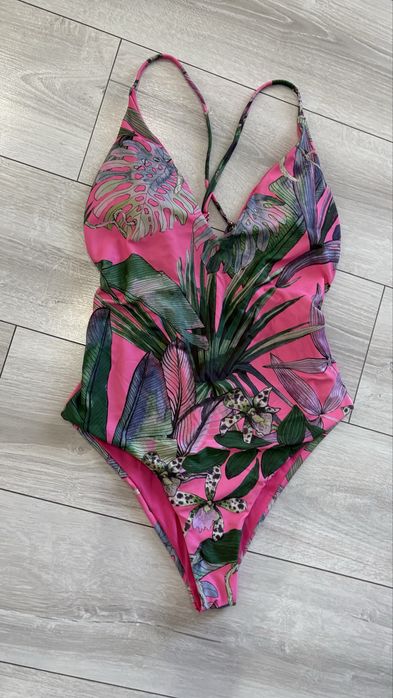 Красив Цял бански с подплънки и кръстосан гръб