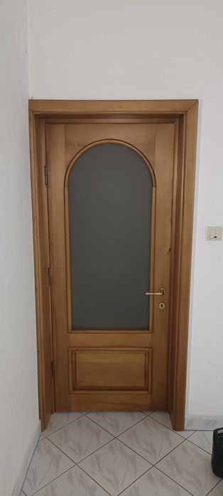 Ușa de interior din lemn cu toc