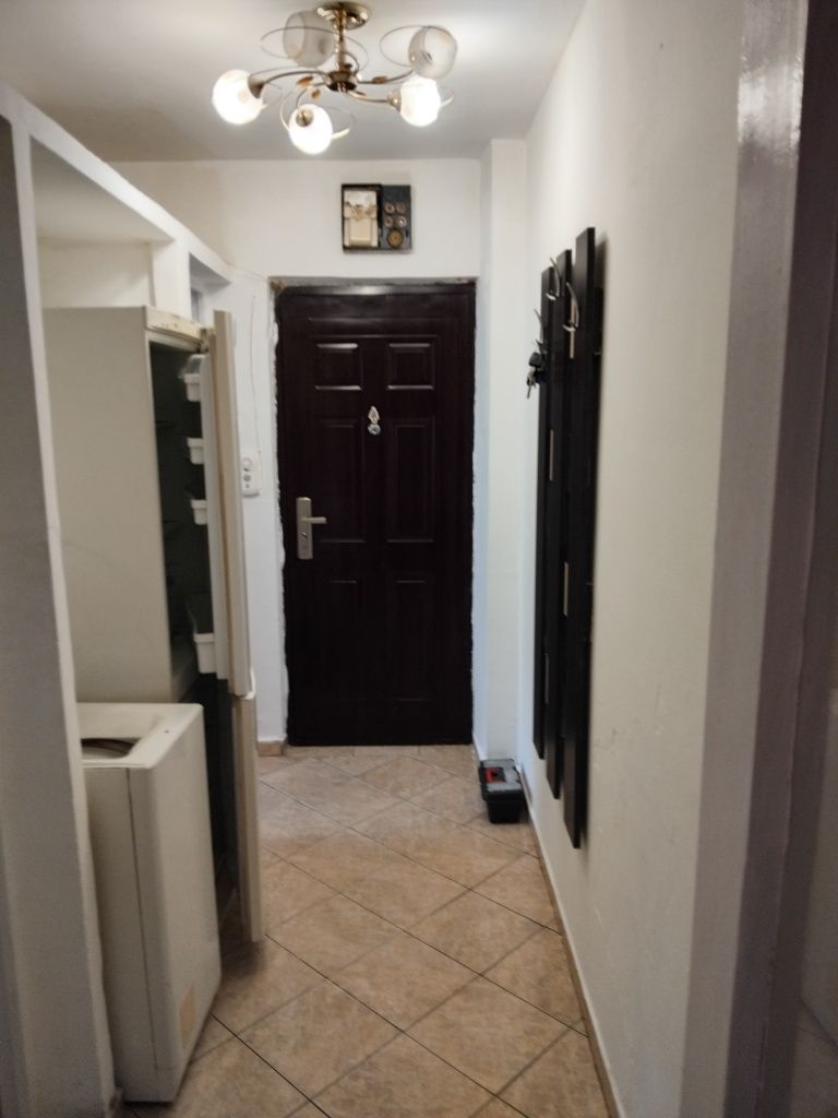 Închiriez apartament- doua camere semidecomandat