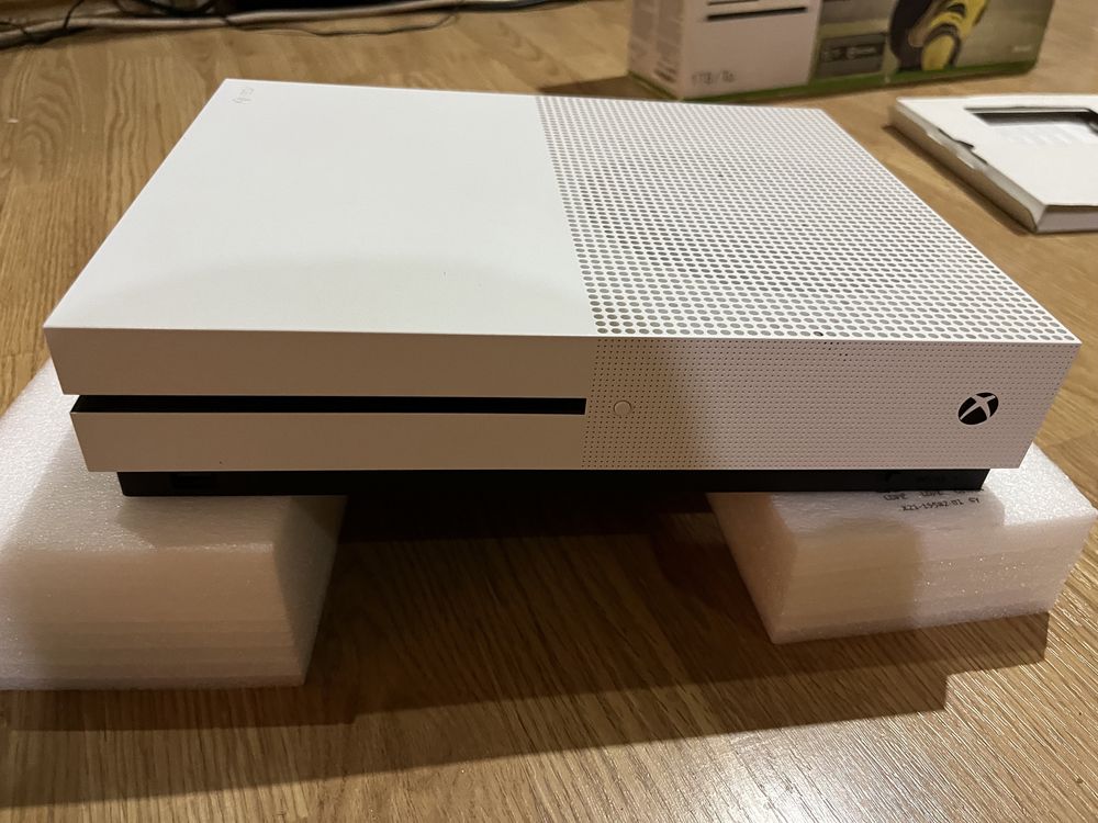 Xbox one S 1TB 2 controllere