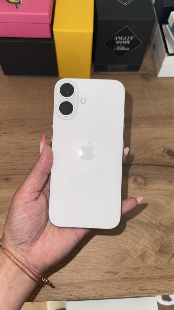 Iphone 16 128 GB white / бял