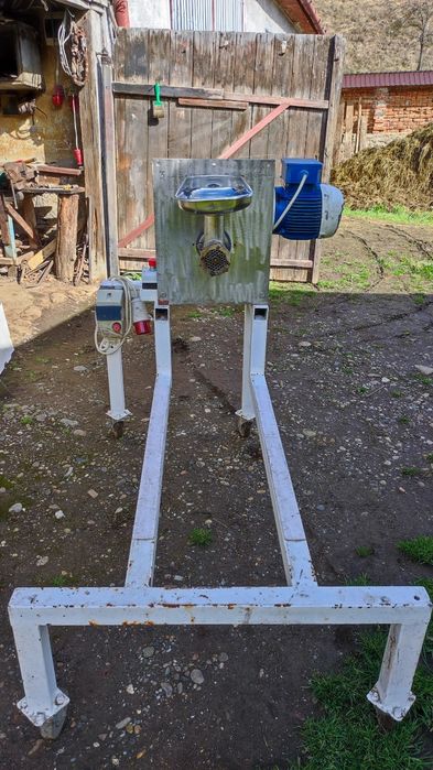 Vând mașină de tocat carne