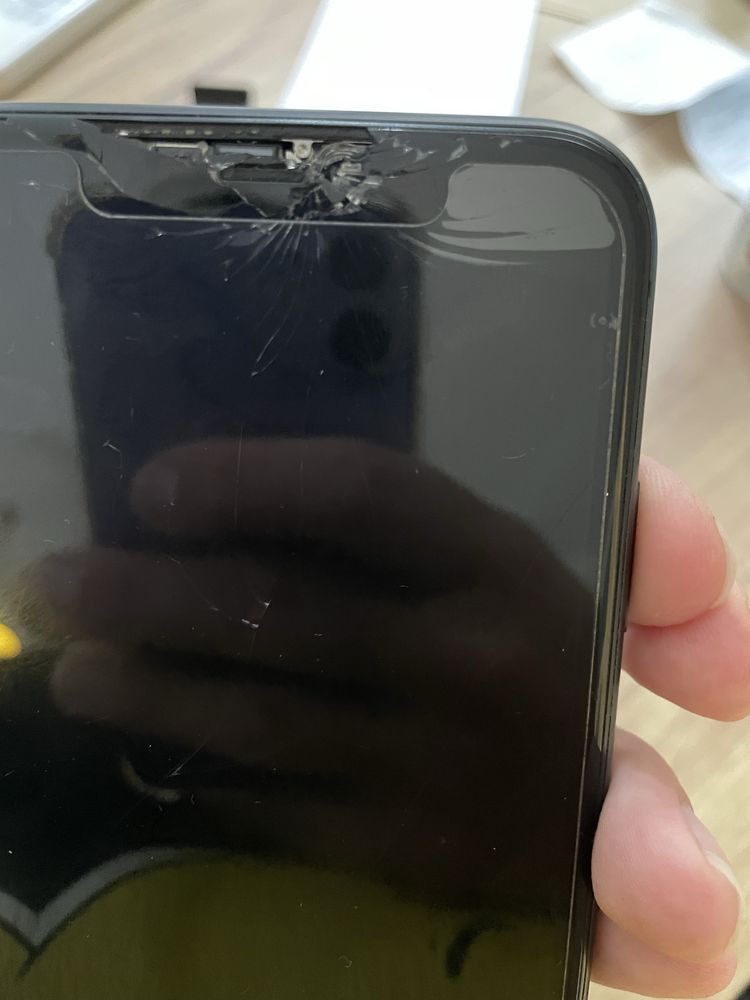 Здравйете Продавам Iphone 11