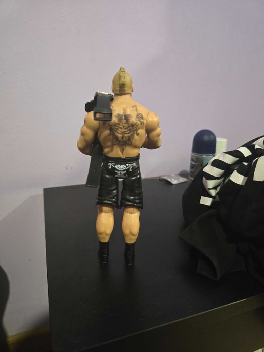 Продавам кеч фигура на Брок Леснар като нова е!