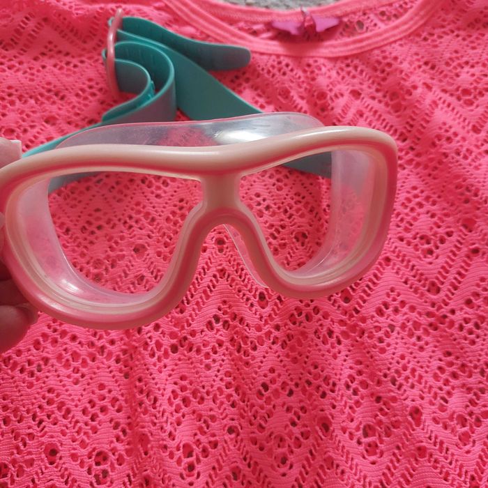 Rochie de plajă și ochelari de înot