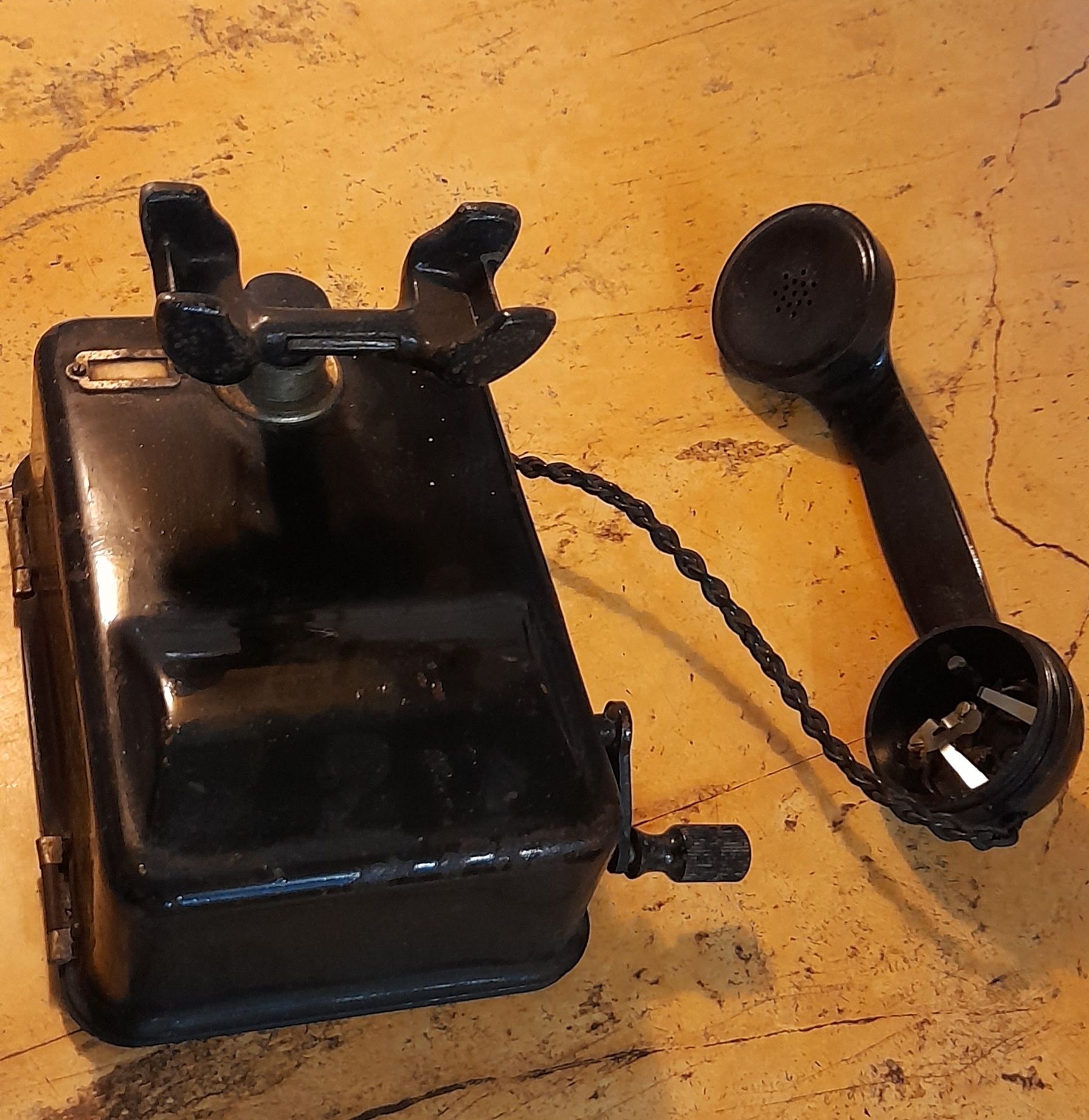 Telefon vintage cu maneta