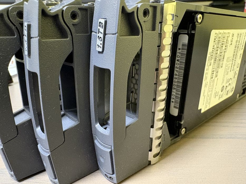 1.6 TB SAS SSD TOSHIBA PX02SMB160 2.5 Enterprise