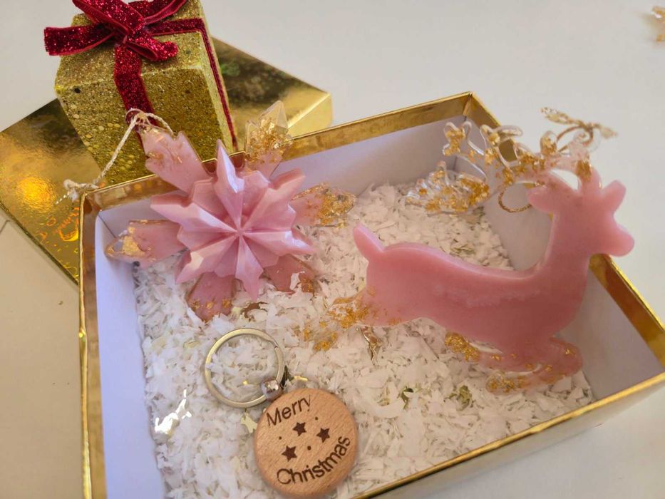 Коледни играчки  за елха от епоксидна смола 
Ръчно изработени фигурки