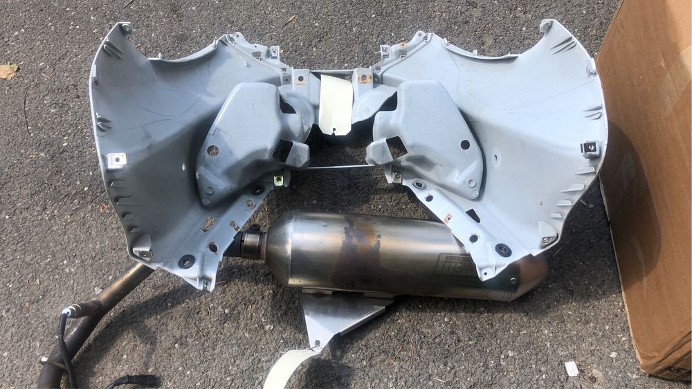 Far , carenă dar si alte componente piaggio mp3 500 2015-2020