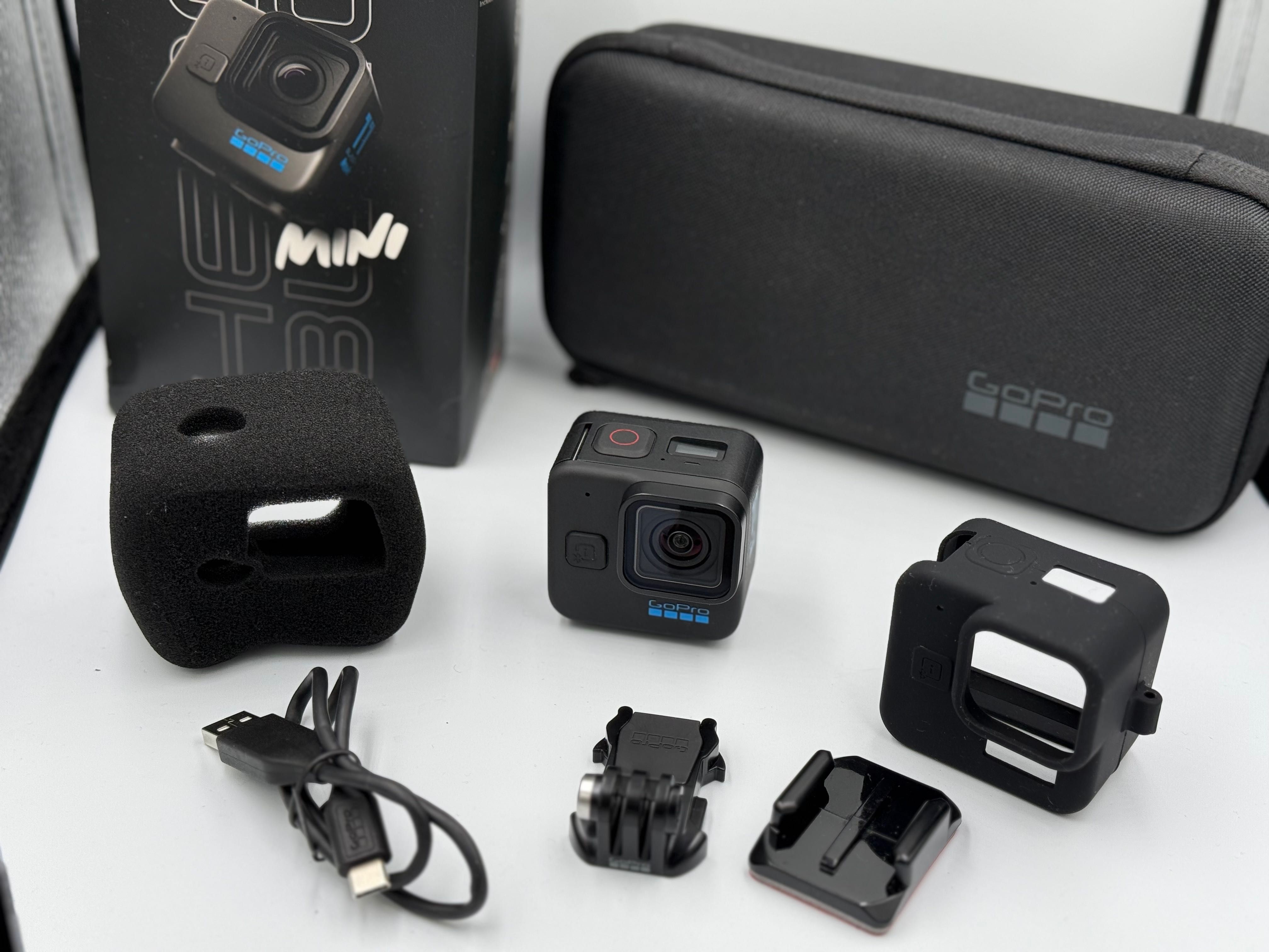 GoPro 11 Black mini NOU FullBox, Garantie + Card 64GB + accesorii