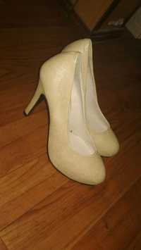 Новые туфли женские кожаные на каблуках, бежевого цвета, 36 р.