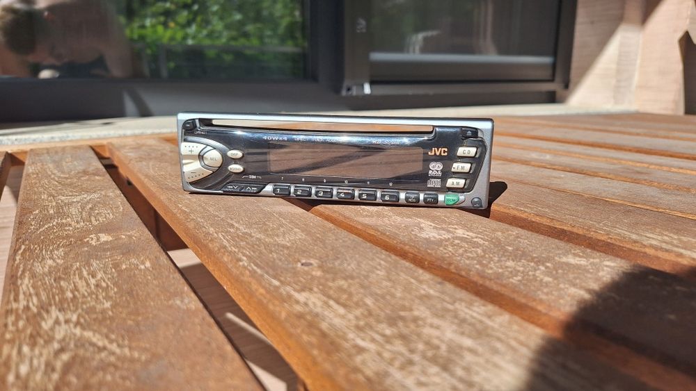 Старо радио за кола "JVC KD-S70R". Работи. Цената е на място.