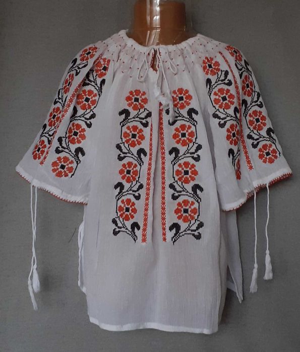 Costum popular pentru copii marimea  (10-11-12-13-14 ani)
275 lei