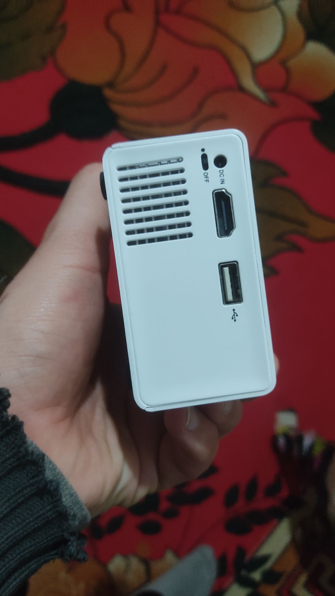 Mini proyektor yangi kop ishlatilmagan