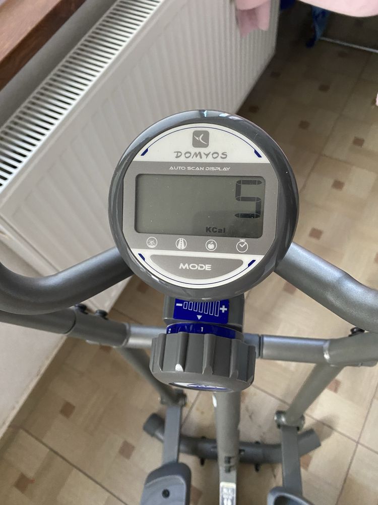 Vand bicicleta eliptica marca Domyos, ideala pentru antrenamente