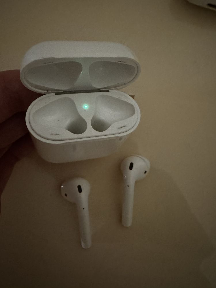 Airpods б/у два блока и по одному наушнику левому