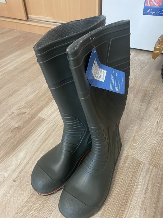 Резиновые новые сапоги 41 размера