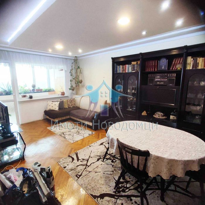 Тристаен, Шумен, Център