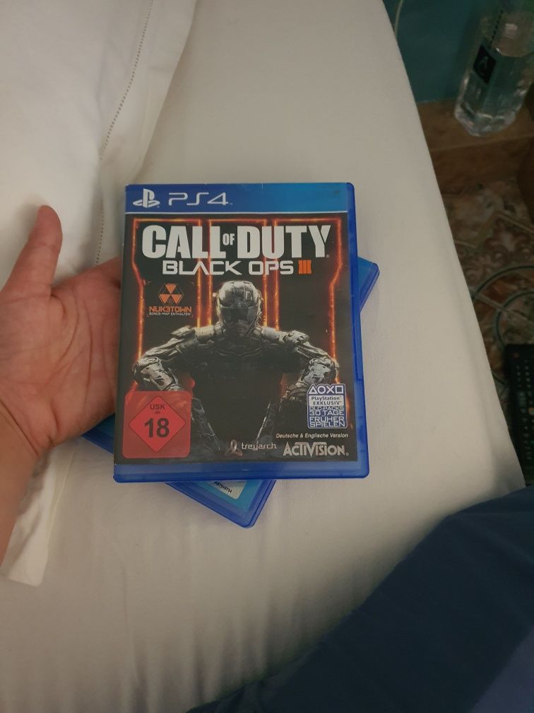 Call of duty Black ops III nefolosit și fifa19 folosit o luna de zile