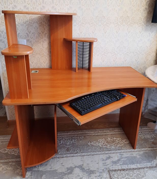 Продаётся компьютерный стол
