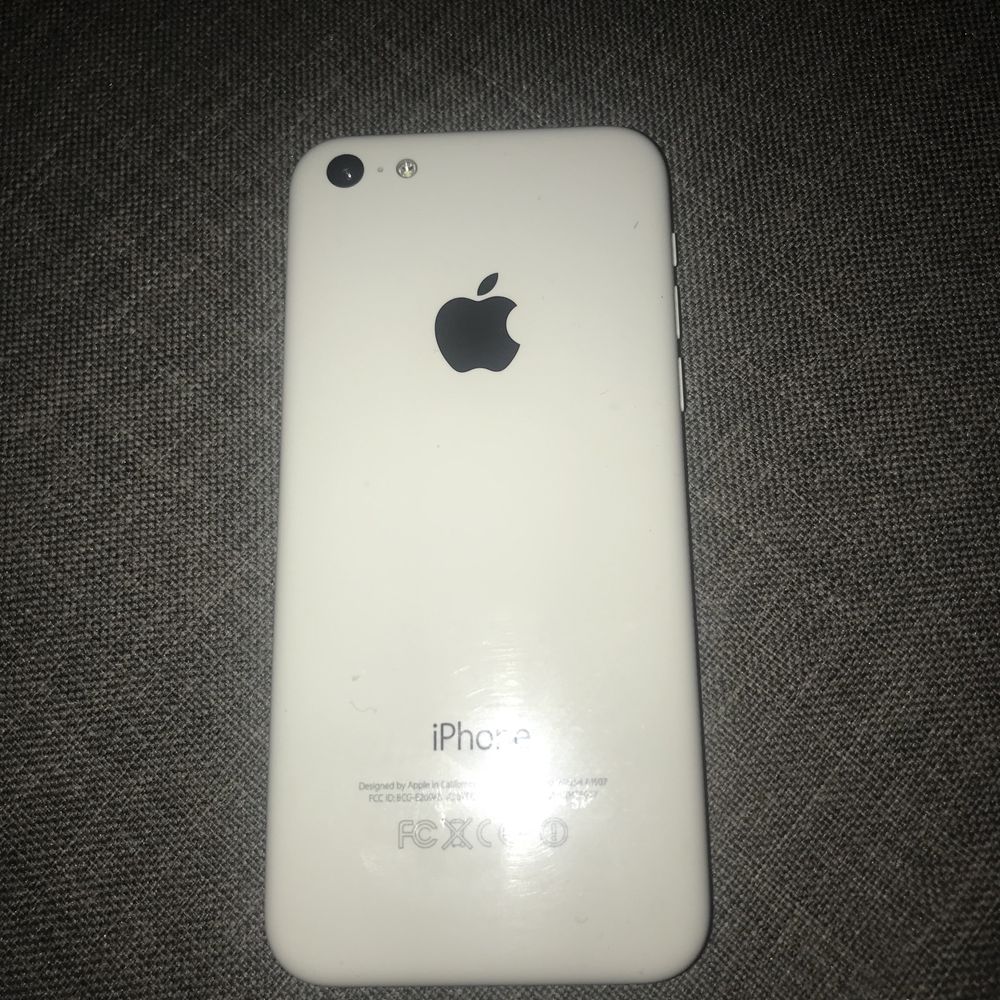 Продавам i phone 5C