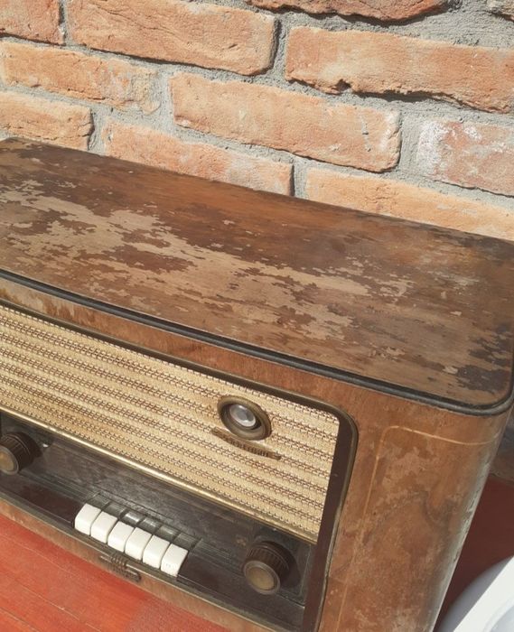 Radio cu lămpi Grundig.