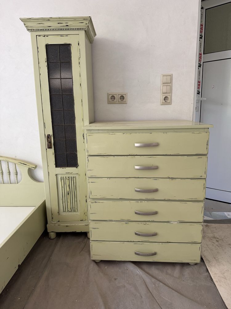 Ретро спалня с шкафове и чекмеджета
