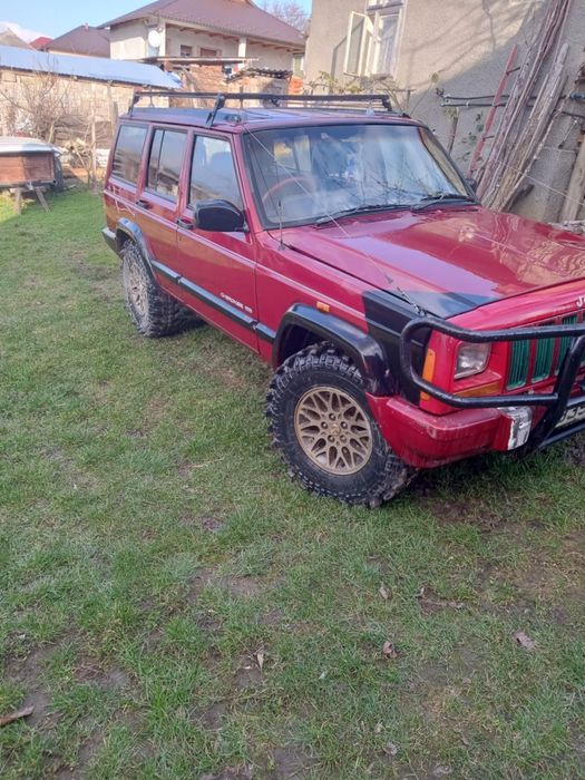 Vând Jepp Cherokee
