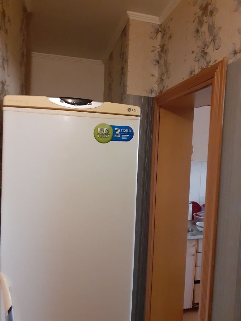 Холодильник LG в хорошем состоянии. Продаётся в связи с переездом.