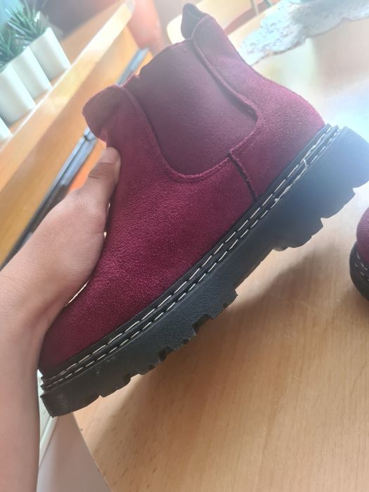 Vând ghete de piele întoarsă.