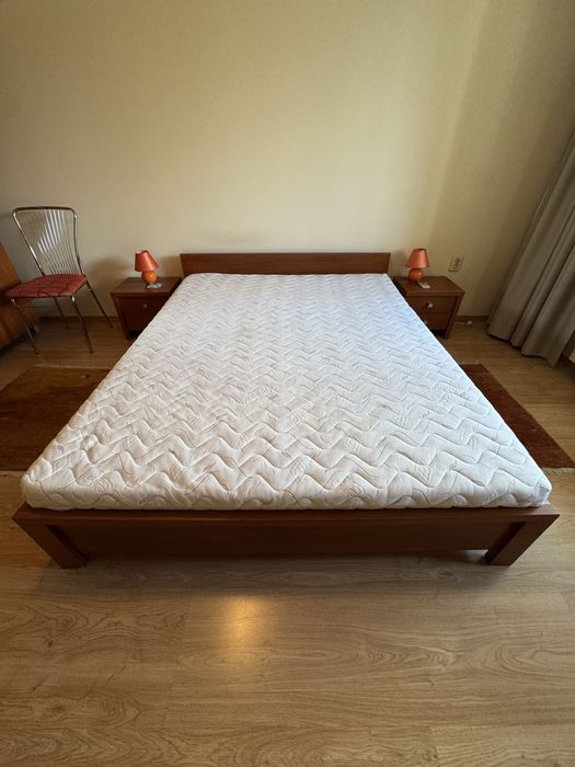 Голямо легло 200х160см Нощни шкафчета 44х36см