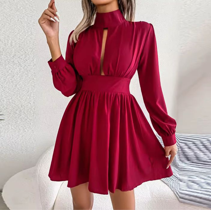 Елегантна рокля с красиво деколте в бордо