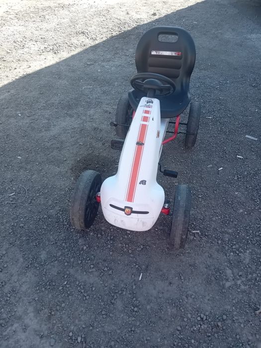 Cart cu pedalede vânzare.