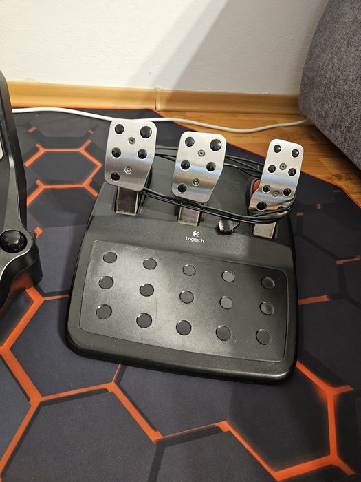 Vând kit volan logitech g27