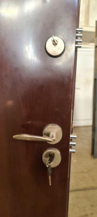 Lacatus usi Reparati Deblocari usi NON STOP,Montaje USi metalice YALE