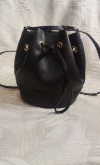 Малка дамска чанта H&M.Черна малка чанта за рамо