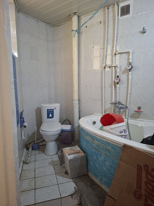 Срочно  продаю  рядом с кинотеатров "Узбегим" 2 ком квартира