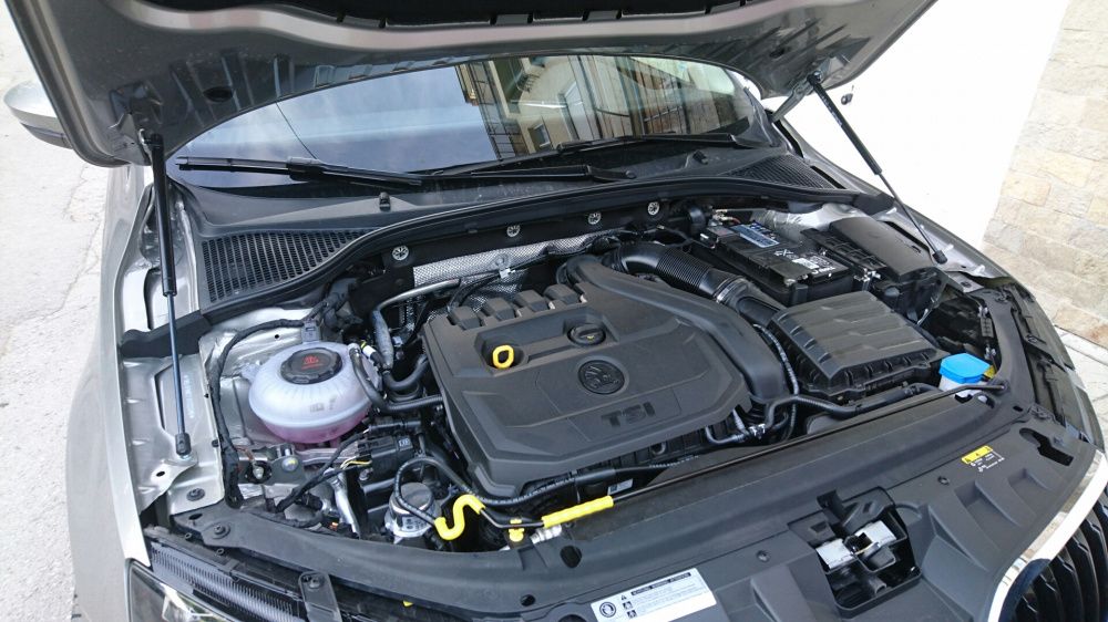 Монтажен комплект амортисьори преден капак Skoda Octavia Mk3