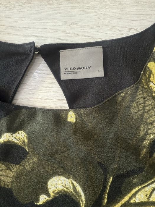 Красива много запазена рокля