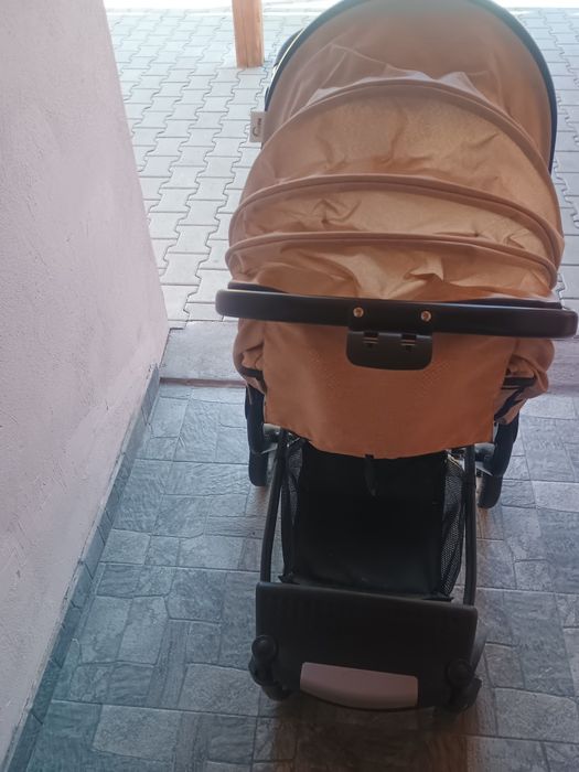 Cărucior + scoică pentru copii aproape nou.ofer bonus un scaun