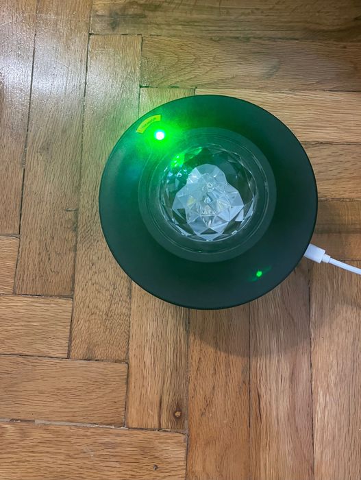 Продавам парти прожектор с вградени тонколони