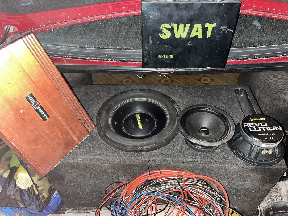 Саб, два динамика, два усилителя, провода